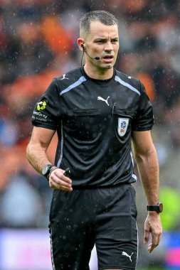 Hakem Tom Nield, Sky Bet Ligi 1 karşılaşmasında Bloomfield Road, Blackpool 'da Blackpool' a karşı, 30 Ağustos 2025
