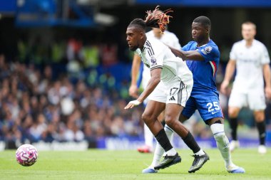Chelsea 'den Moiss Caicedo Premier Lig karşılaşmasında Fulham' dan Alex Iwobi 'yi Stamford Bridge, Londra' da 30 Ağustos 2025 'te yendi.