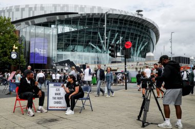 Tottenham Hotspur Stadyumu 'nun dışında Tottenham Hotspur' un Bournemouth 'a karşı oynadığı Premier League maçı öncesinde taraftarlarla röportaj yapılmaktadır.