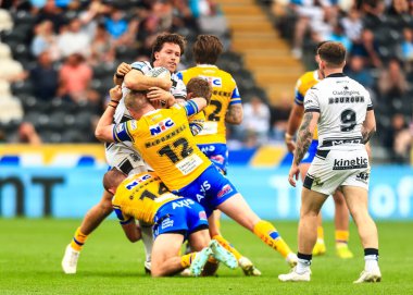 Hull FC takımından Yusuf Aydin, 30 Ağustos 2025 'te MKM Stadyumu' nda oynanan Betfred 24. Süper Lig karşılaşmasında Leeds Rhinos takımından James McDonnell ile karşılaştı.
