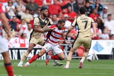 Doncaster Rovers takımından Billy Sharp, 30 Ağustos 2025 'te Eco-Power Stadyumu' nda oynanan Sky Bet 1 karşılaşmasında Rotherham United takımından Zak Jules 'a faul yaptı.