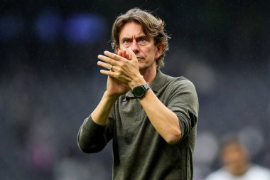 Tottenham Hotspur 'dan Thomas Frank, 30 Ağustos 2025' te Tottenham Hotspur 'a karşı Bournemouth Tottenham Hotspur Stadyumu' nda oynanan Premier League maçı sonrasında takımların yenilgiyi kabul etti.