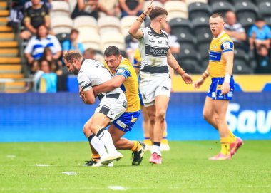 Hull FC 'den Aidan Sezer, 30 Ağustos 2025' te MKM Stadyumu 'nda oynanan Betfred Süper Lig karşılaşmasında Ryan Hall of Leeds Rhinos' u yendi.