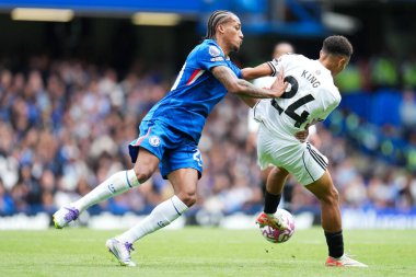 Chelsea 'li Joao Pedro, 30 Ağustos 2025' te Stamford Bridge, Londra 'da oynanan Premier League karşılaşmasında Joshua King' i geride tutuyor.