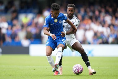 Chelsea 'den Estevao ve Fulham' dan Ryan Sessegnon Premier League 'de Chelsea Fulham' a karşı 30 Ağustos 2025 'te Stamford Bridge, Londra' da oynanan maçta top için mücadele ettiler.