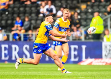 Leeds Rhinos takımından Jake Connor, 30 Ağustos 2025 'te MKM Stadyumu' nda oynanan 24. Betfred Süper Lig karşılaşmasında pas veriyor.