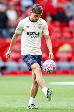 West Ham United takımından Freddie Potts, İngiltere 'nin Nottingham City Ground kentinde oynanan Premier League maçından önce ısınıyor.