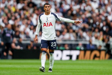 Tottenham Hotspur 'dan Pedro Porro, Premier League maçında Tottenham Hotspur' a karşı Bournemouth Tottenham Hotspur Stadyumu, Londra, İngiltere, 30 Ağustos 2025 'te oynanan maçta takıma talimat verdi.