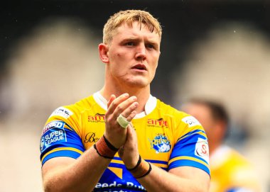 Leeds Rhinos takımından James McDonnell, 30 Ağustos 2025 'te MKM Stadyumu' nda oynanan 24. Betfred Süper Lig karşılaşmasında taraftarları alkışladı.