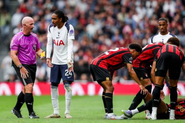 Hakem Simon Hooper, Premier Lig karşılaşmasında Tottenham Hotspur 'a karşı Bournemouth Tottenham Hotspur Stadyumu, Londra, Birleşik Krallık' ta 30 Ağustos 2025 'te oynanan Premier League maçında Djed Spence' e sarı kart gösterdi.