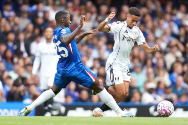 Chelsea 'den Moiss Caicedo 30 Ağustos 2025' te Stamford Bridge, Londra 'da oynanan Premier League karşılaşmasında Fulham' dan Joshua King 'e meydan okuyor.