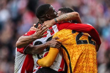 Sunderland 'dan Robin Roefs, 30 Ağustos 2025' te İngiltere 'nin Sunderland kentinde oynanan Premier League karşılaşmasında takım arkadaşlarıyla zaferi kutluyor.