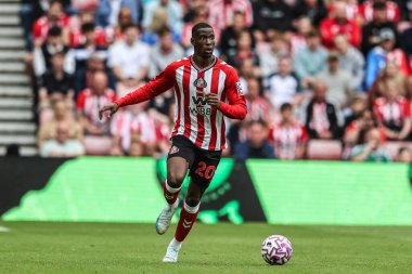 Sunderland 'dan Nordi Mukiele, 30 Ağustos 2025' te İngiltere 'nin Sunderland kentinde oynanan Premier League karşılaşmasında topu kırıyor.