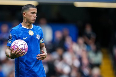 Chelsea 'den Enzo Fernnndez, 30 Ağustos 2025' te Stamford Bridge, Londra 'da oynanan Premier League maçında penaltı kararını bekliyor.