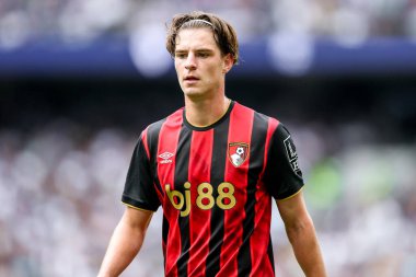 AFC Bournemouth takımından Alex Scott, Tottenham Hotspur 'a karşı Bournemouth Premier Lig maçında 30 Ağustos 2025' te Londra 'daki Tottenham Hotspur Stadyumu' nda seyrediyor.