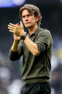 Tottenham Hotspur 'dan Thomas Frank, 30 Ağustos 2025' te Tottenham Hotspur 'a karşı Bournemouth Tottenham Hotspur Stadyumu' nda oynanan Premier League maçı sonrasında takımların yenilgiyi kabul etti.