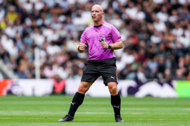 Hakem Simon Hooper Premier Lig karşılaşmasında Tottenham Hotspur, Bournemouth 'a karşı Tottenham Hotspur Stadyumu, Londra, 30 Ağustos 2025