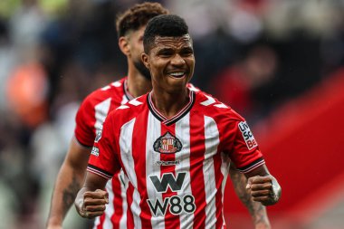 Sunderland takımından Reinildo Mandava, 30 Ağustos 2025 'te İngiltere' nin Sunderland şehrinde oynanan Premier League karşılaşmasında zaferi kutluyor.