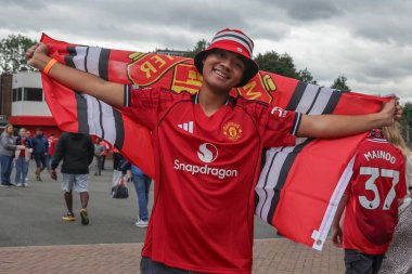 Manchester United taraftarı Premier Lig maçı sırasında Old Trafford 'un dışında Manchester United' a karşı Burnley, Old Trafford, Manchester, İngiltere, 30 Ağustos 2025