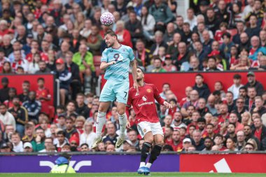 Burnley 'den Jacob Bruun Larsen 30 Ağustos 2025' te Old Trafford, Manchester, İngiltere 'de oynanan Premier League maçında yüksek topu kazanmak için sıçradı.