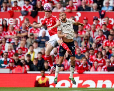 Nottingham Ormanı 'ndan Elliot Anderson, Premier League maçında Nottingham Forest' a karşı West Ham United 'ın 31 Ağustos 2025' teki City Ground, Nottingham, İngiltere 'de oynadığı maçta West Ham United' tan Tomas Soucek ile topa atladı.