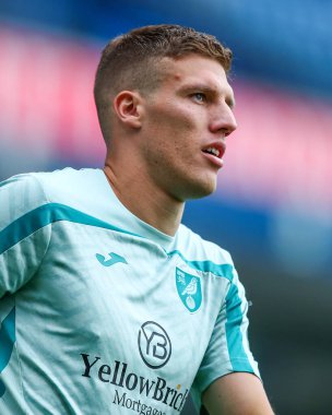 Norwich City 'den Jakov Medi, 30 Ağustos 2025' te İngiltere 'nin Blackburn kentinde Norwich City' ye karşı oynanan Gökyüzü İddia Şampiyonası karşılaşması öncesinde ısınıyor.