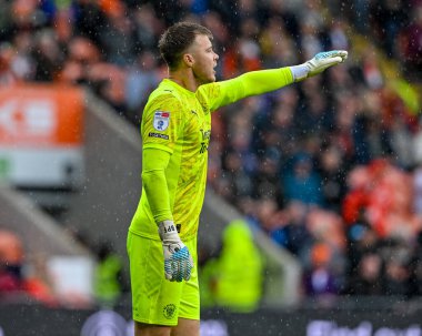 Blackpool takımından Bailey Peacock-Farrell, 30 Ağustos 2025 'te Bloomfield Road, Blackpool' da Blackpool - Bolton Wanderers maçında