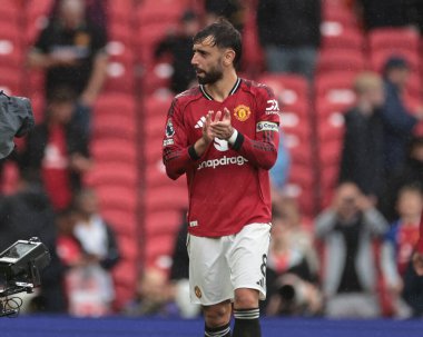 Manchester United takımından Bruno Fernandes, 30 Ağustos 2025 'te Old Trafford, Manchester, İngiltere' de oynanan Premier League maçında taraftarları alkışlıyor.