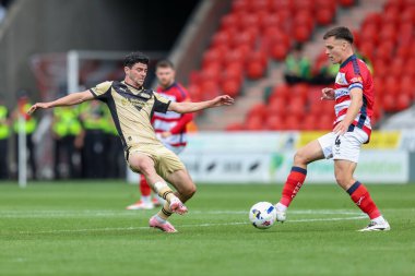Rotherham United takımından Joe Rafferty 30 Ağustos 2025 'te Doncaster Rotherham United' a karşı oynanan Sky Bet 1 karşılaşmasında Doncaster Rovers 'ın Doncaster Stadyumu' nda Owen Bailey 'e meydan okudu.