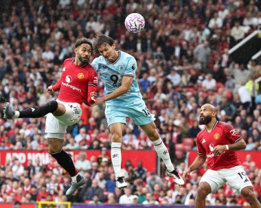 Manchester United 'dan Matheus Cunha ve Burnley' den Hjalmar Ekdal Premier Lig karşılaşmasında Manchester United ile Manchester, Manchester, İngiltere 'de 30 Ağustos 2025' te karşı karşıya geldiler.