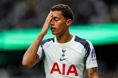 Tottenham Hotspur 'dan Brennan Johnson, 30 Ağustos 2025' te Tottenham Hotspur ile Bournemouth arasındaki Premier League karşılaşmasında tepki gösterdi.