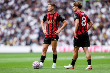 AFC Bournemouth takımından David Brooks ve Alex Scott, 30 Ağustos 2025 'te Tottenham Hotnemouth ile Bournemouth arasında oynanan Premier League maçında