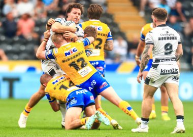 Hull FC takımından Yusuf Aydin, 30 Ağustos 2025 'te MKM Stadyumu' nda oynanan Betfred 24. Süper Lig karşılaşmasında Leeds Rhinos takımından James McDonnell ile karşılaştı.