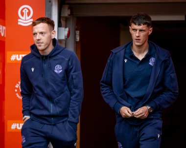 Bolton Wanderers takımının kaptanı George Johnston, 30 Ağustos 2025 'te Bloomfield Road, Blackpool' da oynanan Blackpool-Bolton Wanderers maçından önce takım kaptanı Eoin Toal ile birlikte içeri girdi.