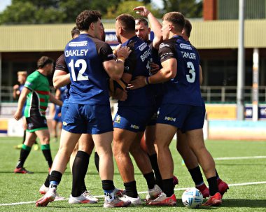 Kuzey Galler Haçlıları 'ndan Chris Barratt, 31 Ağustos 2025' te İngiltere 'de Stadyum CSM, Colwyn Körfezi' nde oynanan North Wales Crusaders - Keighley Cougars maçında denemesini kutluyor.