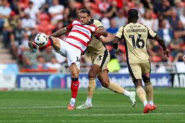 Doncaster Rovers takımından Billy Sharp 'a, 30 Ağustos 2025' te Eco-Power Stadyumu 'nda oynanan Sky Bet 1 karşılaşmasında Rotherham United takımından Zak Jules meydan okudu.
