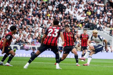 Tottenham Hotspur takımından Lucas Bergvall, Tottenham Hotspur ile Bournemouth arasındaki Premier League maçında 30 Ağustos 2025 'te Londra' daki Tottenham Hotspur Stadyumu 'nda çekim yaptı.