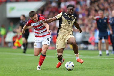 Rotherham United takımından Marvin Kaleta, 30 Ağustos 2025 'te İngiltere' nin Doncaster şehrinde oynanan Sky Bet 1 maçında Doncaster Rovers 'a karşı Rotherham United maçında kanatta koşuyor.