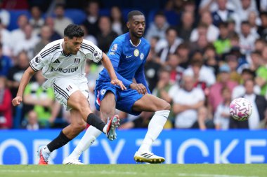 Fulham takımından Ral Jimnez, 30 Ağustos 2025 'te Stamford Bridge, Londra' da oynanan Premier League maçında Chelsea Fulham 'a karşı pas attı.