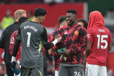 Manchester United takımından Andr Onana, Manchester United 'ın 30 Ağustos 2025' te Old Trafford, Manchester, İngiltere 'de oynadığı Premier League maçında kazandığı 3-2' lik galibiyet sonrasında Manchester United 'tan Altay Bayndr ile tokalaşıyor.