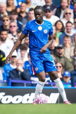 Premier Lig karşılaşmasında Chelsea 'ye karşı Stamford Bridge, Londra, İngiltere' de oynanan Chelsea maçında topu Chelsea 'den Tyrique George aldı.