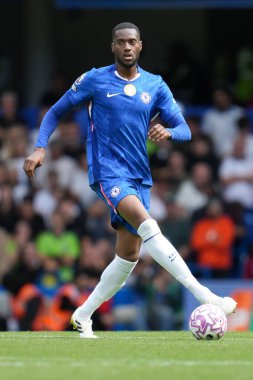 Chelsea Premier Lig karşılaşmasında topu Chelsea 'ye karşı Stamford Bridge, Londra, İngiltere' de 30 Ağustos 2025 'te oynayan Tosin Adarabioyo' ya veriyor.