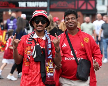 Manchester United taraftarları 30 Ağustos 2025 'te Old Trafford, Manchester, İngiltere' de oynanan Premier League maçında Manchester United ve Burnley maçına geldiler.