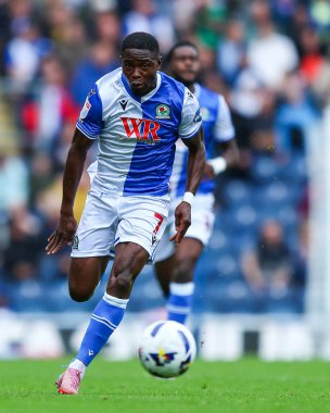 Blackburn Rovers takımından Augustus Kargbo 30 Ağustos 2025 'te Blackburn, İngiltere' deki Ewood Park 'ta oynanan Blackburn Rovers - Norwich City maçında topu ayaklarının dibine aldı.