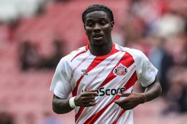 Sunderland 'dan Eliezer Mayenda, Premier Lig maçı sırasında 30 Ağustos 2025' te Sunderland-Brentford Stadyumu 'nda oynanan ısınma maçında