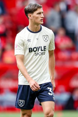 West Ham United takımından Freddie Potts, İngiltere 'nin Nottingham City Ground kentinde oynanan Premier League maçından önce ısınıyor.