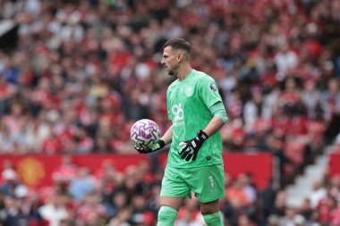 Burnly 'den Martin Dbravka Premier Lig maçında topu Manchester United' a karşı Burnley 'e karşı Old Trafford, Manchester, İngiltere' de 30 Ağustos 2025