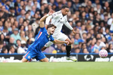 Fulham 'dan Kenny Tete Chelsea Premier Lig karşılaşmasında Pedro Neto' ya karşı Stamford Bridge, Londra, Birleşik Krallık 'ta 30 Ağustos 2025' te oynanan maçta faul yaptı.