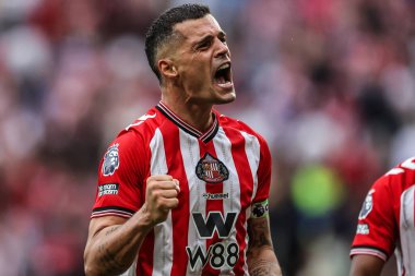 Sunderland 'lı GranitXhaka, 30 Ağustos 2025' te İngiltere 'nin Sunderland kentinde oynanan Premier Lig karşılaşmasında Sunderland ve Brentford arasındaki galibiyeti kutluyor.