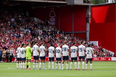 Oyuncular, maç yetkilileri ve taraftarları, İngiltere 'nin Nottingham City Ground kentinde oynanan Premier League maçından önce Terry Hennessey için dakikalar içinde alkış tutuyorlar.